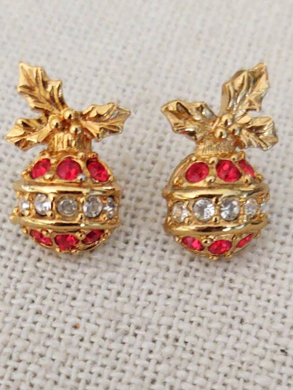 Avon vintage gold & rhinestone ornament earrings